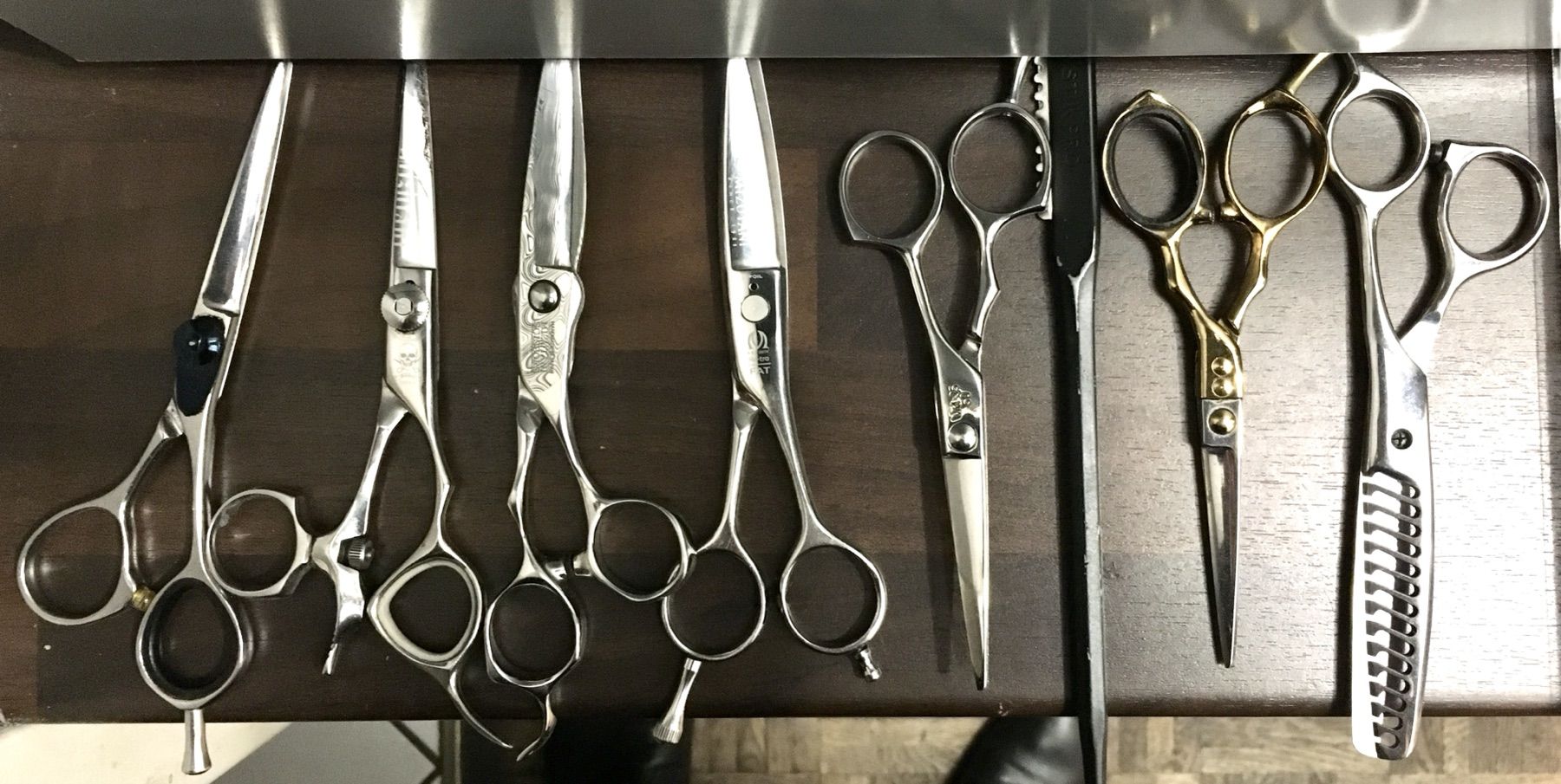 Verschillende professionele kappersscharen op een rij